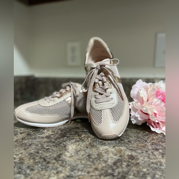 NEW Michael Kors sneakers. Size 9.5. Blush pink with rose gold accent-no box - Picture 15 of 15